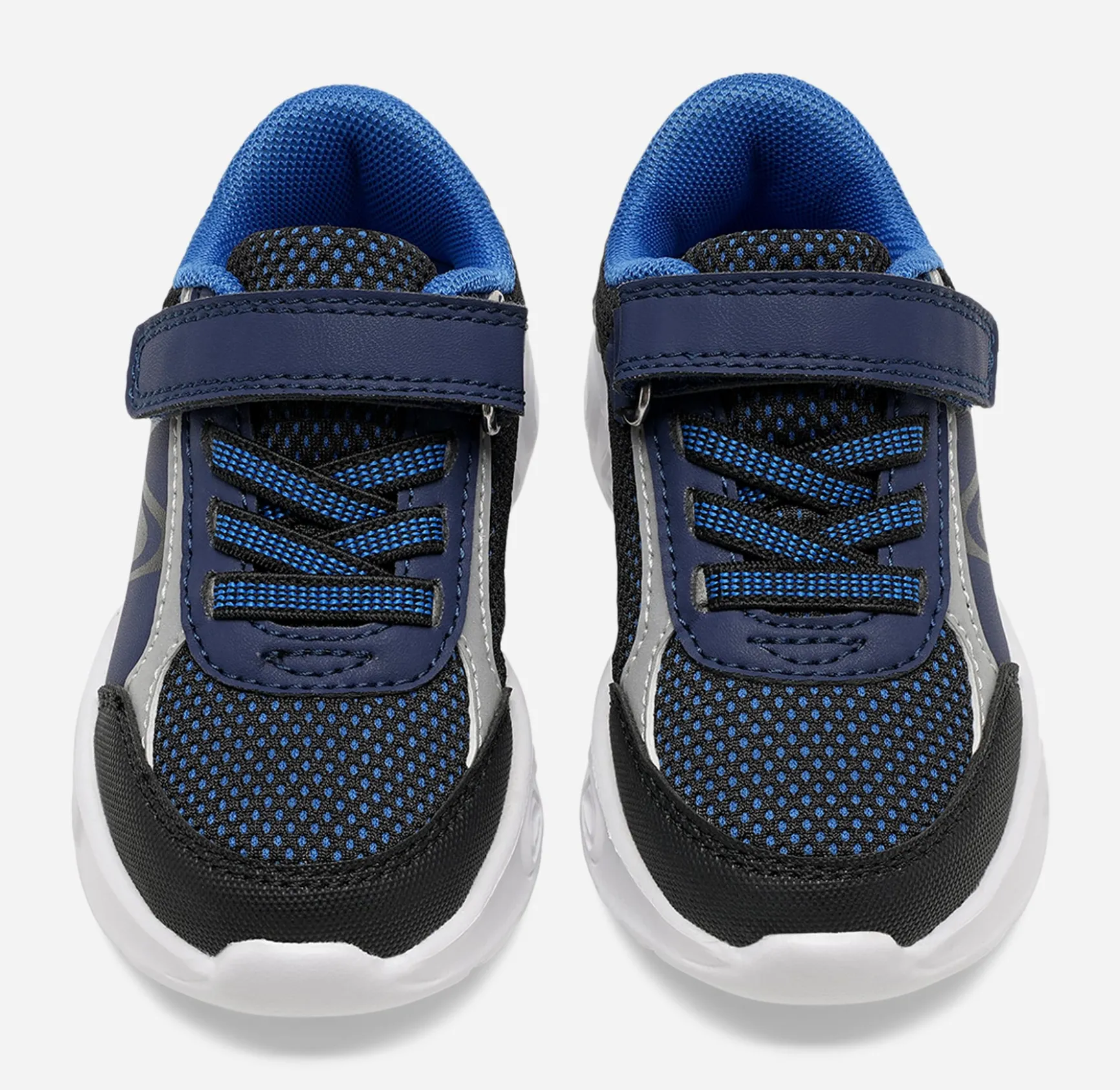 Mino, Blinkande sneakers